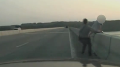 Muž sa zrejme chystal skočiť z mosta. V poslednej chvíli pribehol policajt