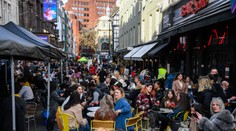 Veľká Británia a Singapur sa chystajú na bežný život s COVID-om. Očkovanie nie je jediná podmienka