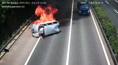 VIDEO: Hrozivá nehoda, ľudia unikali z horiaceho auta