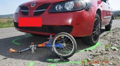 Zostal zakliesnený pod autom. Mladý šofér prešiel do protismeru a zrazil osemročného cyklistu