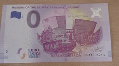 Ľudia stáli hodiny v rade, aby si kúpili nulovú eurobankovku