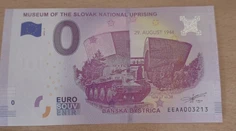 Ľudia stáli hodiny v rade, aby si kúpili nulovú eurobankovku