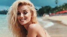 Sexy Sima v bikinách. Puberťáci sa pustili do jej poprsia, toto je jej odkaz