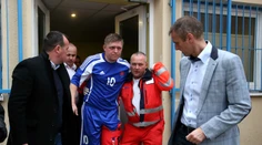 Robert Fico sa vážne zranil. Skončil na operačke
