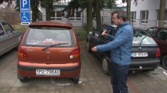 Pacient prišiel do nemocnice na aute. Stojí tam rok bez pohnutia