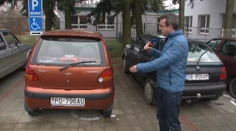 Pacient prišiel do nemocnice na aute. Stojí tam rok bez pohnutia