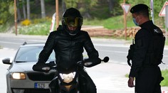 Od pondelka bude viac policajtov kontrolovať opatrenia. Aj na zavretých priechodoch