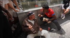 Svetoznámy youtuber spôsobil v českej metropole ošiaľ. Pred fanúšikmi musel utekať, mužovi bez domova objednal jedlo