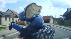 VIDEO: Auto doslova zmietlo školáka z cesty. Česká polícia ukázala desivé zábery