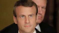 Macron minul za tri mesiace na mejkap sumu, ktorú nestihne žena za celý život