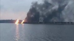 VIDEO: Ruské útoky ťažko poškodili najväčšiu vodnú elektráreň na Ukrajine. Obrovský výbuch zachytila kamera