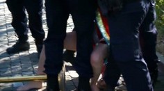 Policajti si zobrali do parády dievča z Femenu. Video, ktoré nemal nikto vidieť