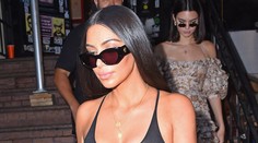 Kardashianky nastavujú vulgárny trend. Na ulici bežne ukazujú prsia