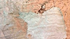 VIDEO: Na slávnej gréckej pláži sa zosunul skalnatý svah. Turisti spanikárili