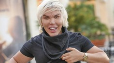 Ľudský Ken bez hanby. Na ulici si obzeral svoj vymodelovaný zadok