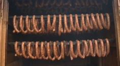 Sto gramov údenej klobásy vám škodí tak ako 30 až 60 cigariet