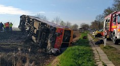 V Maďarsku sa zrazil vlak s dodávkou, zomrelo najmenej päť ľudí