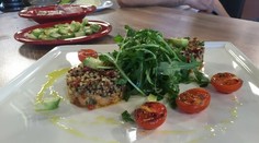 Kuskus so cherry paradajkami, zelenou špargľou a kukuričným kuriatkom