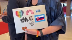 Ústavný výbor: Nálepky na notebooku môžu byť v rozpore s rokovacím poriadkom