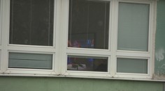 Žiaka, ktorý chcel vyskočiť z okna školy, zachránil spolužiak. Situáciu riešili polícia aj psychológovia