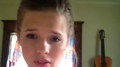 Iba osemnásťročná Molly očarila svet piesňou o tehotenstve