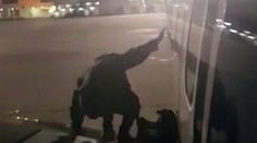 VIDEO: Pasažiera Ryanairu rozčúlilo čakanie, vystúpiť chcel po krídle lietadla