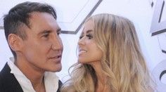 Sexbomba Carmen Electra ukázala nového priateľa. Má hlavu ako dyňa