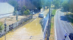 Frekventovanú ulicu v Bratislave zaplavila voda. Úsek museli uzavrieť