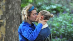 Intímnosti na verejnosti: Justin Bieber si ich užíval naplno