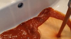 Toto tečie z kohútikov ľuďom vo Vyhniach: Z červenej vody sú už zúfalí