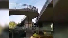 Bizarné video z Malaciek: Vodič luxusného auta jazdil po lávke pre peších