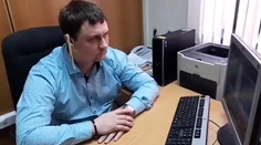 Politik, ktorý počúval prejav Putina s rezancami na ušiach, dostal pokutu