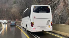 Ďalšie komplikácie pod Strečnom: Autobus sa zrazil s nákladným autom