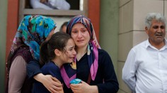 Prvý útočník sa odpálil vonku, aby sa dvaja ďalší ľahšie dostali dovnútra