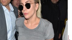 Lady Gaga zahodila cudnosť do koša. Miesto podprsenky lepiaca láska