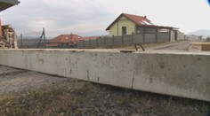 Obyvatelia Župčian sa sporia o príjazdovú cestu. Zablokovali im ju betónovými panelmi