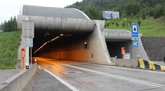 Tunel Branisko bol v oboch smeroch uzatvorený. Zrazilo sa osobné auto s kamiónom