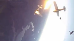 Pri zrážke dvoch akrobatických lietadiel zahynul pilot