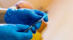 Španielsko pripustilo podanie tretej dávky vakcín