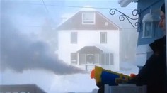 Čo sa stane s vriacou vodou, keď ju vystreknete do - 41 °C. Pozrite si video!