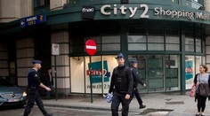 Potýčka pred tureckým konzulátom v Bruseli. Zranená je aj žena, ktorú bodli do krku