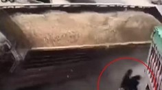 Dotyk smrti: Dvojicu na skútri zachránil spod padajúceho kamióna vysypaný piesok