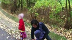Opitá matka padla na svoje dieťa. Viac ju zaujímala fľaša s pivom