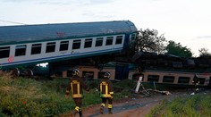 Pri Turíne vrazil vlak do kamióna uviaznutého na koľajach, dvaja mŕtvi