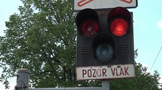 Dievča (15) na priecestí zachytil nákladný vlak. Nezmyselne riskovala