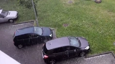 Krupobitie odstavilo premávku. Motoristi skrývali svoje autá, kde sa dalo