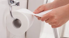 Hlavný inšpektor rakúskej polície kradol v práci toaletný papier. Avšak vyberal si len ten kvalitnejší