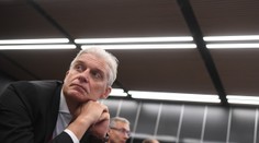 Ruský magnát Tiňkov tvrdí, že po kritike vojny na Ukrajine ho Kremeľ prinútil predať podiel v banke