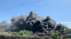 Hasičom sa podarilo zlikvidovať oheň stajní a autovrakoviska vo Vrakuni