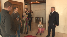 Nahnevaní otcovia, ktorým zamietli materskú, zamierili do parlamentu